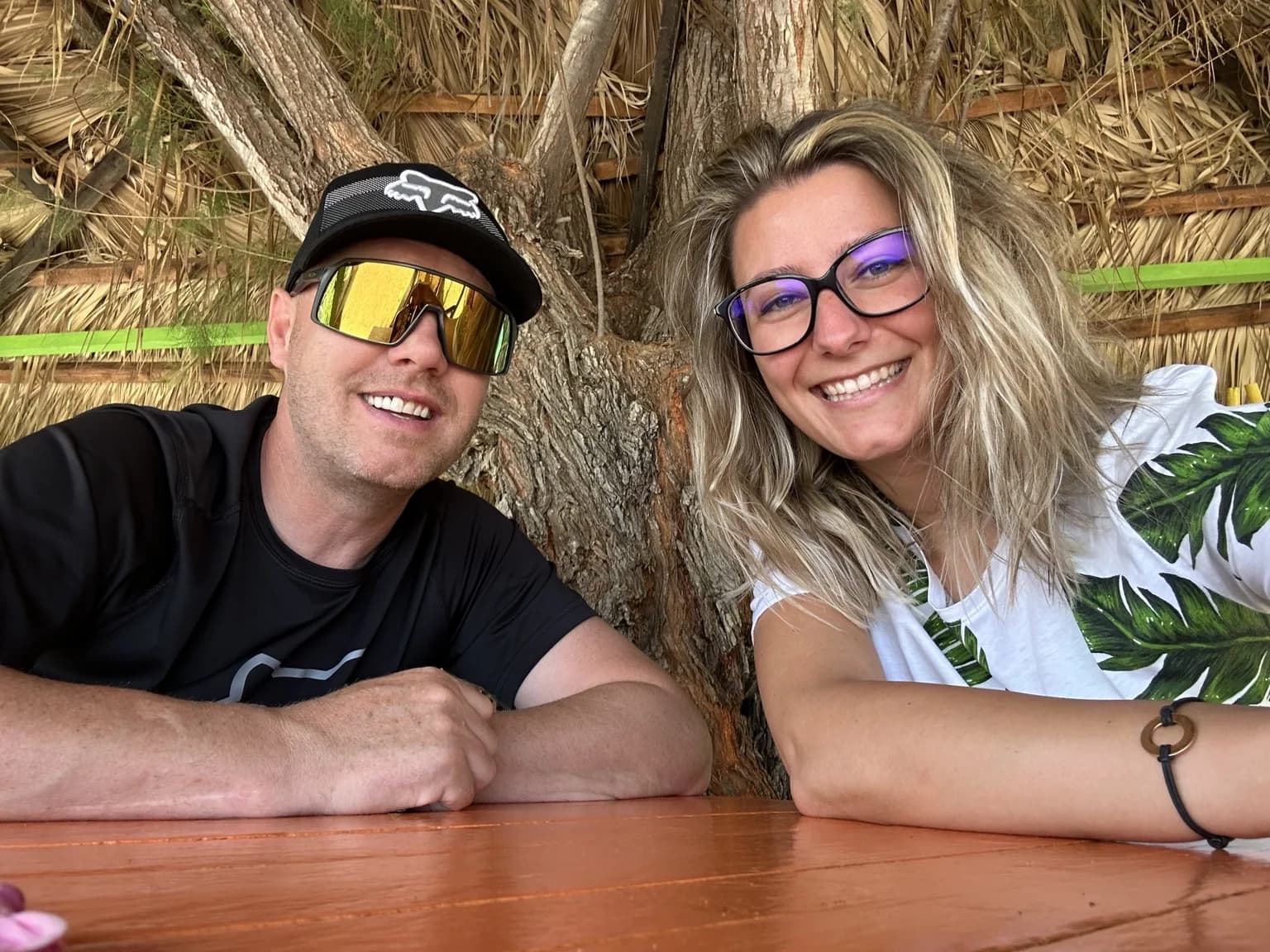 Deni a Martin spolu pod palmovou střechou